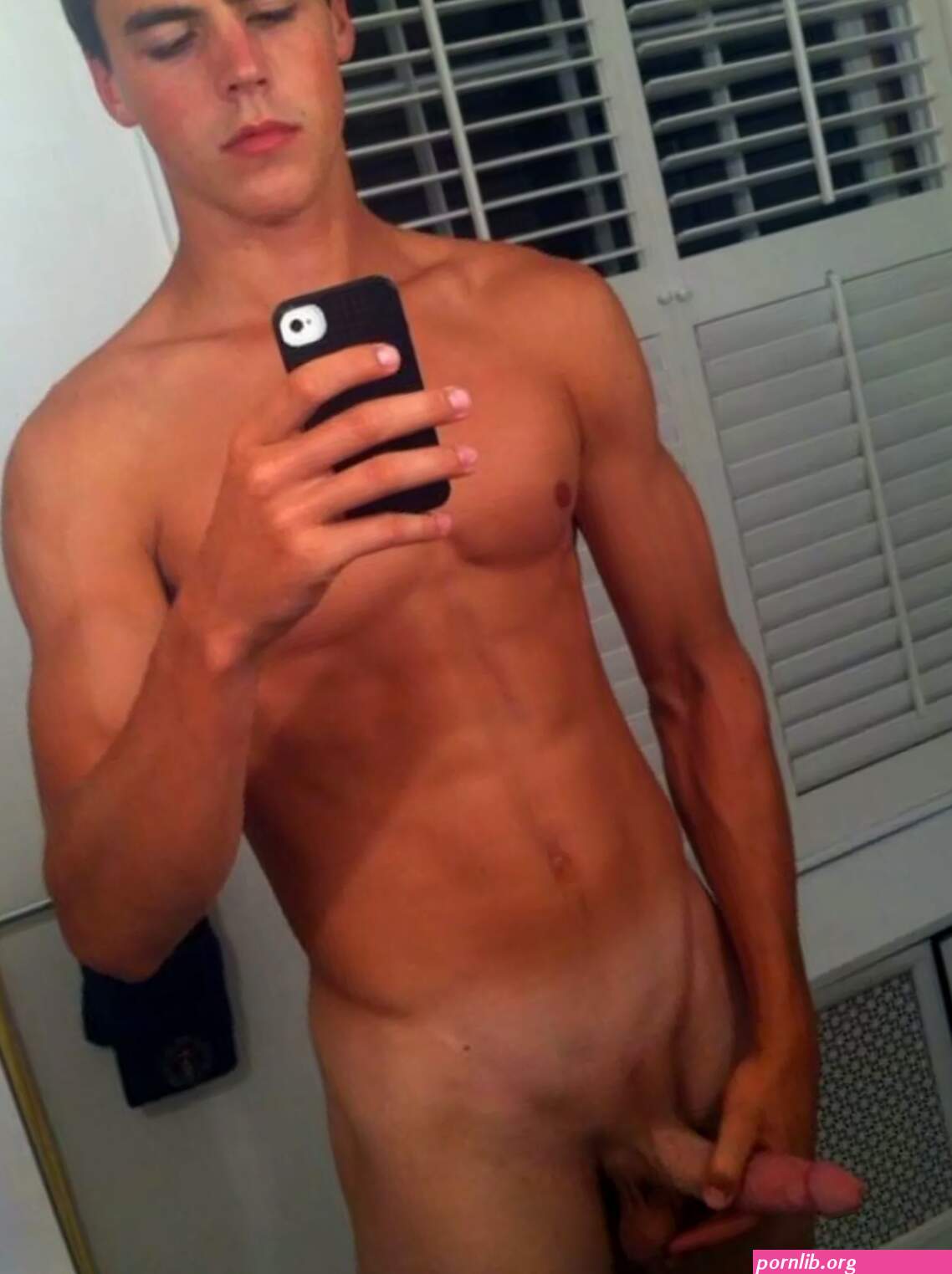 guy nude selfies