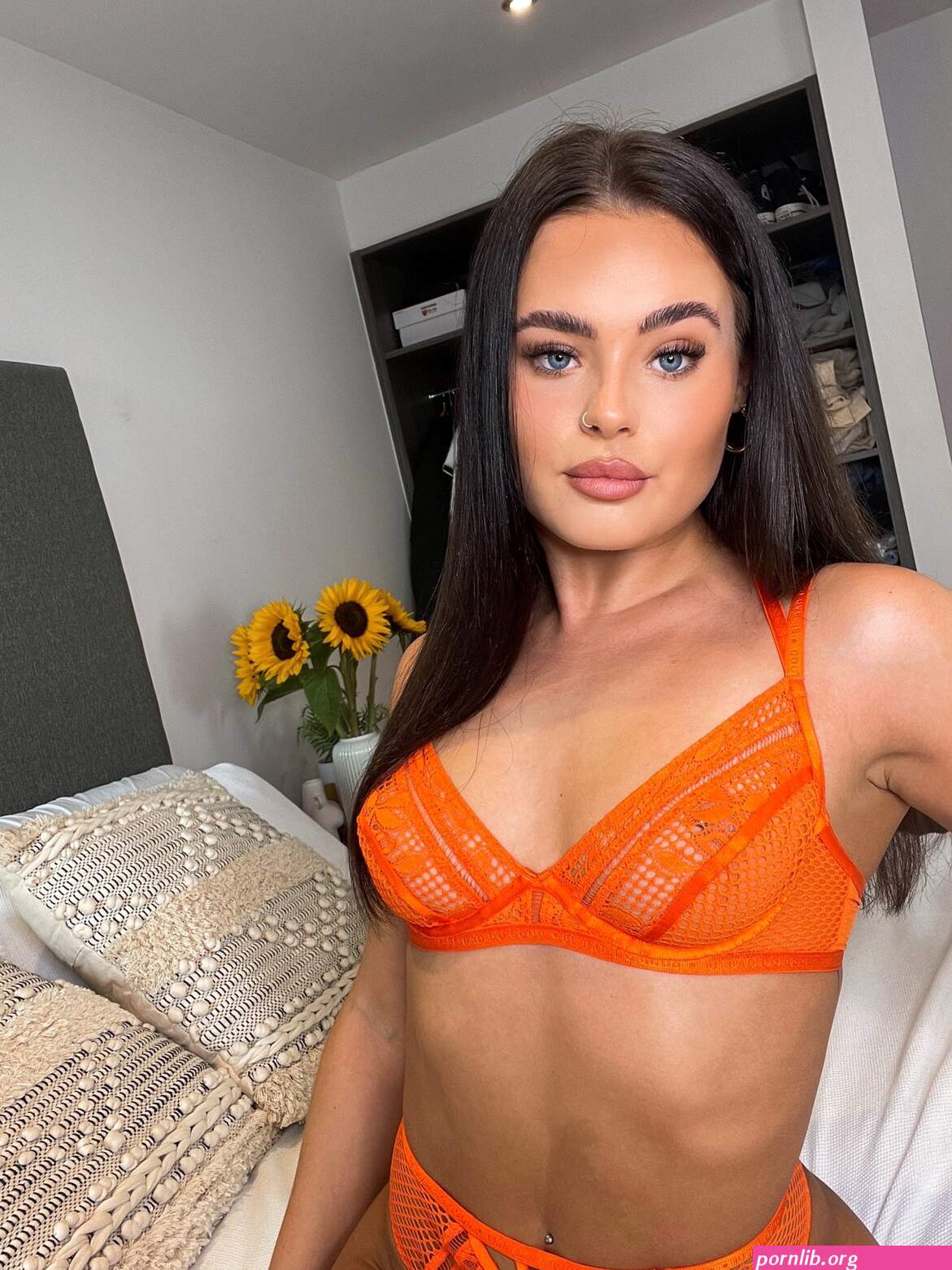 Hornybrunettes