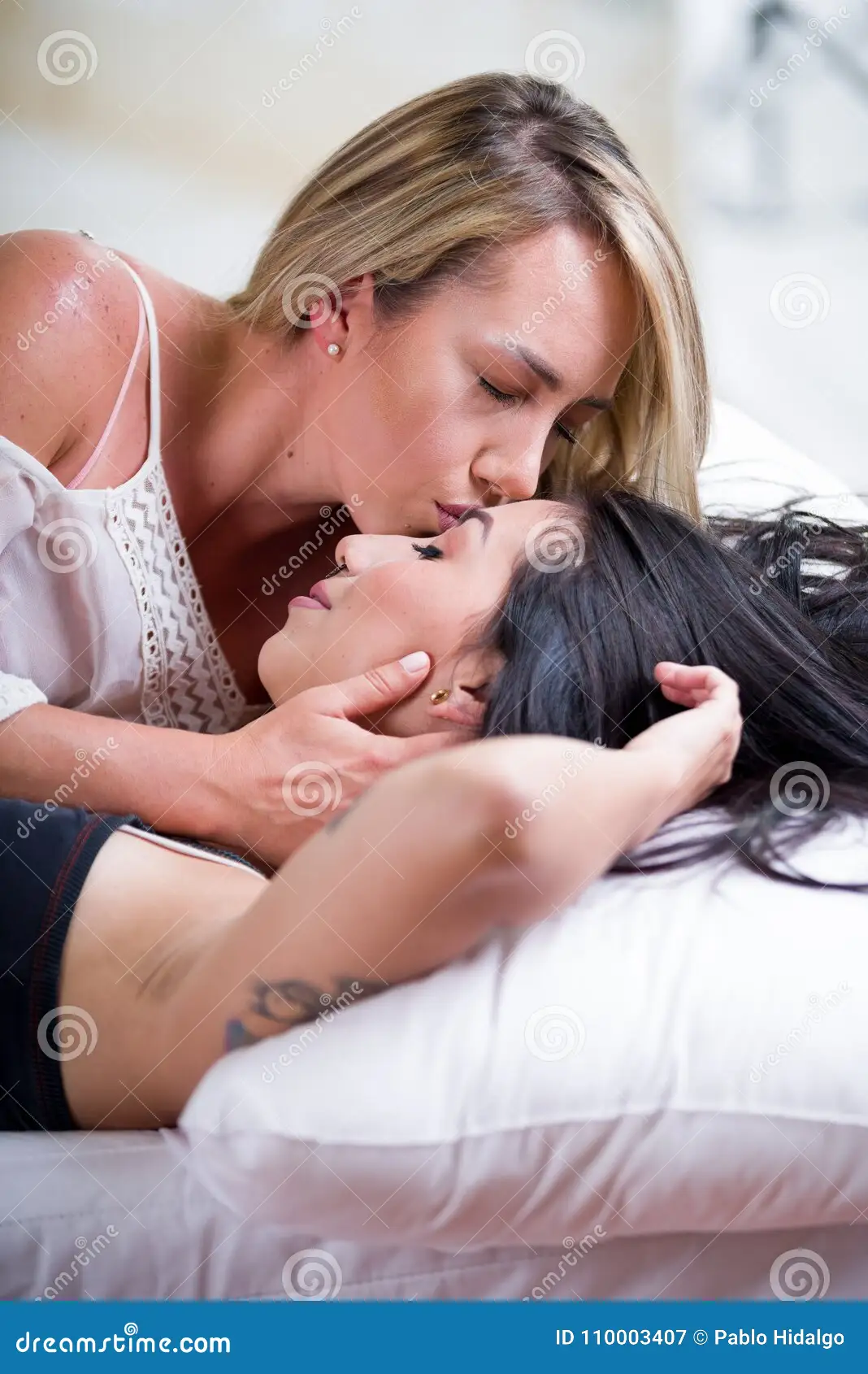 Porn: hot lesbian making out