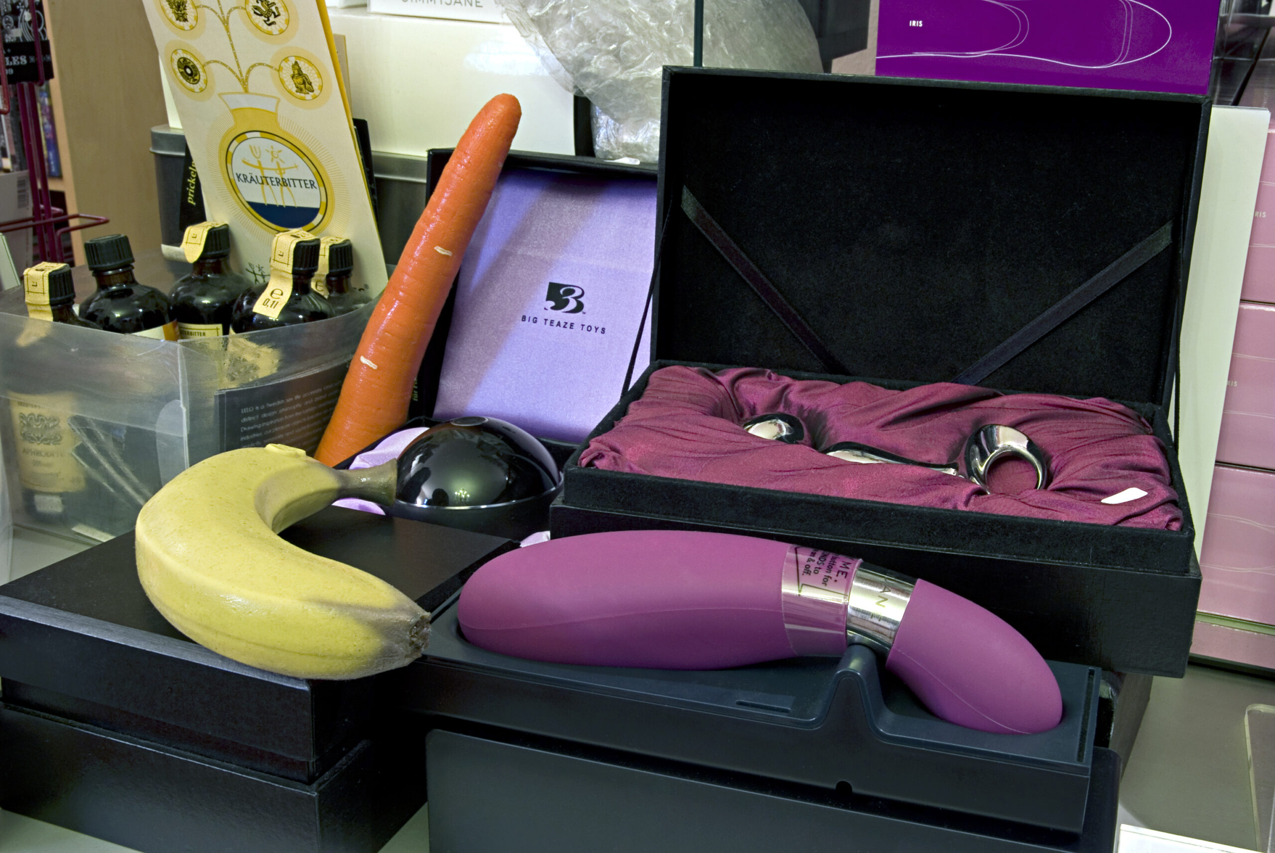 Porn: lesbian toy play
