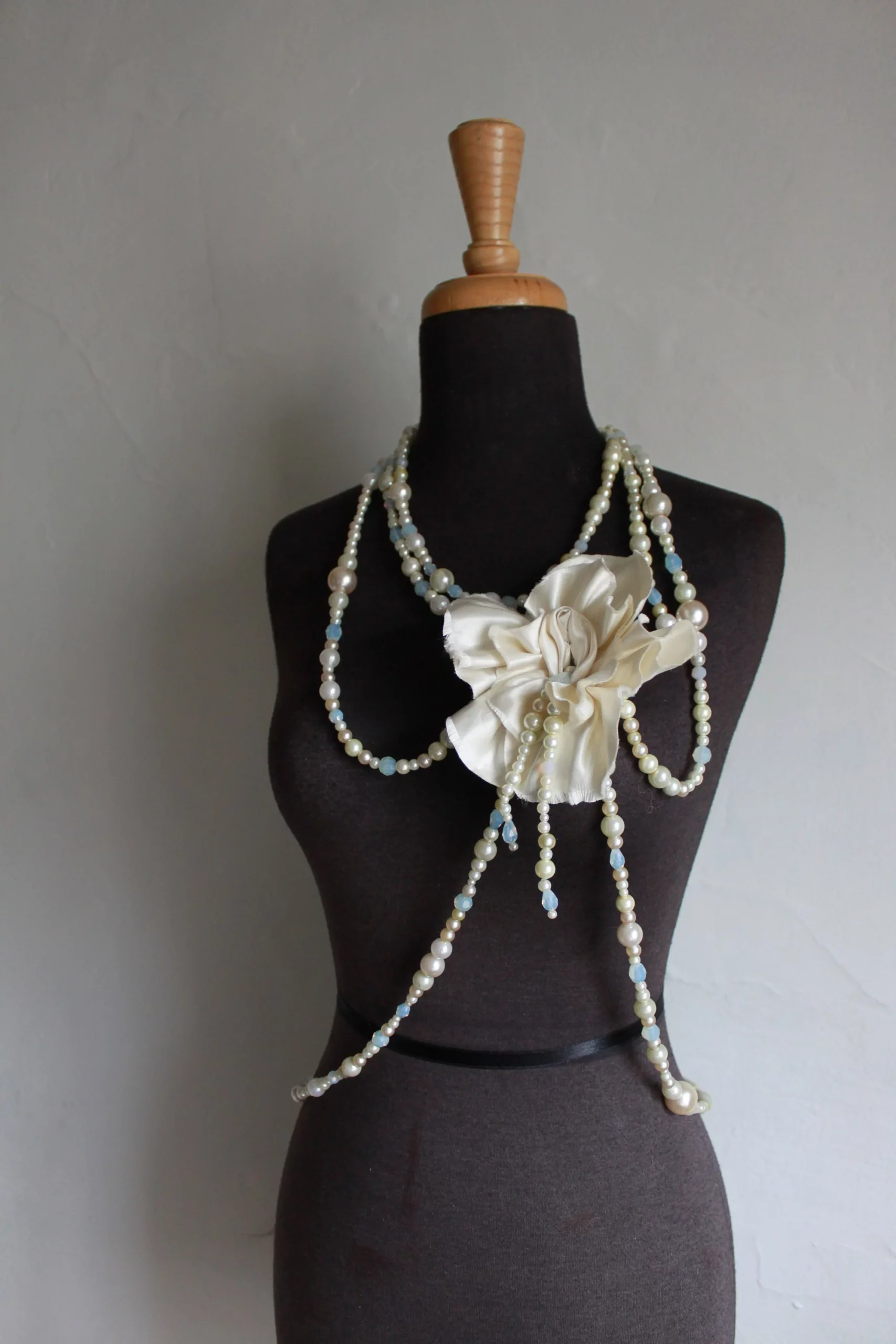 Porn: pearl necklace between pussy