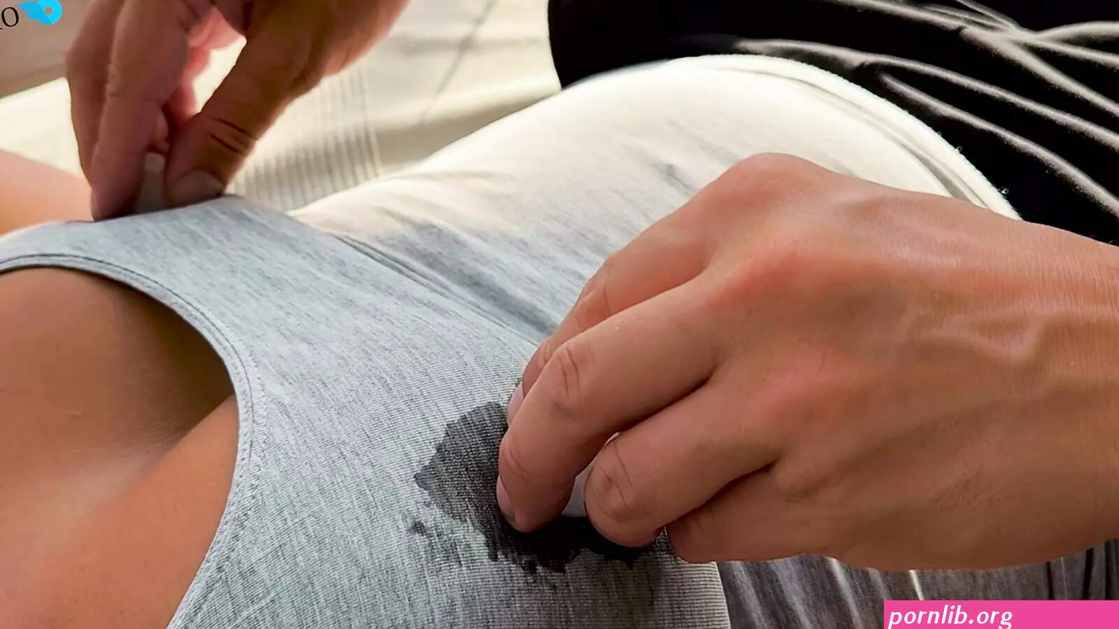 Porn: ice cubes in pussy