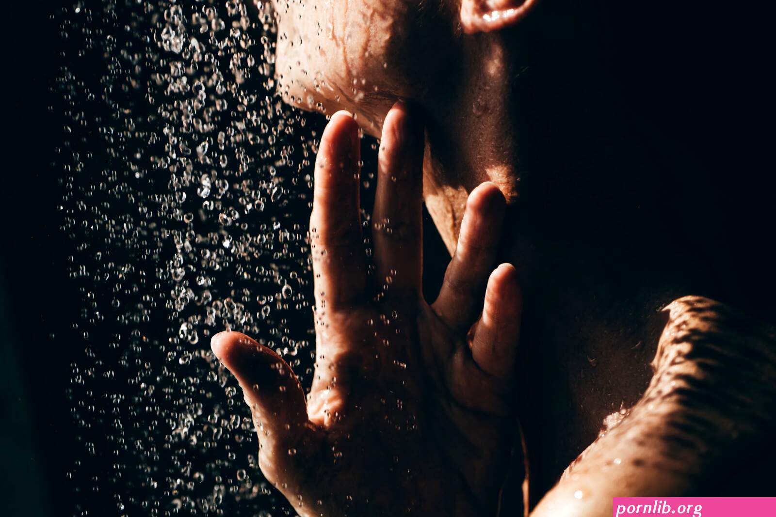Porn: masturbate in shower