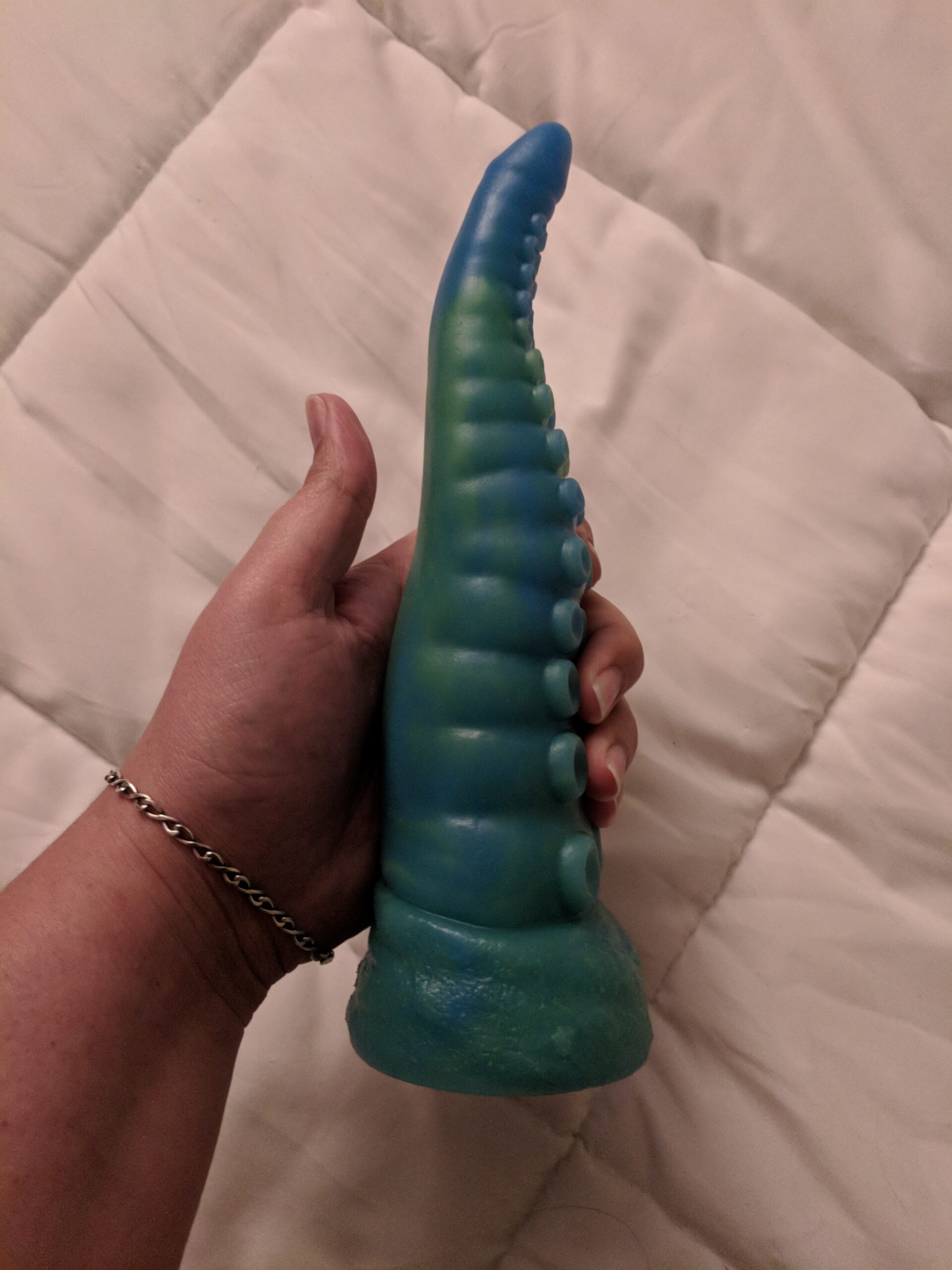 Porn: trying new dildo