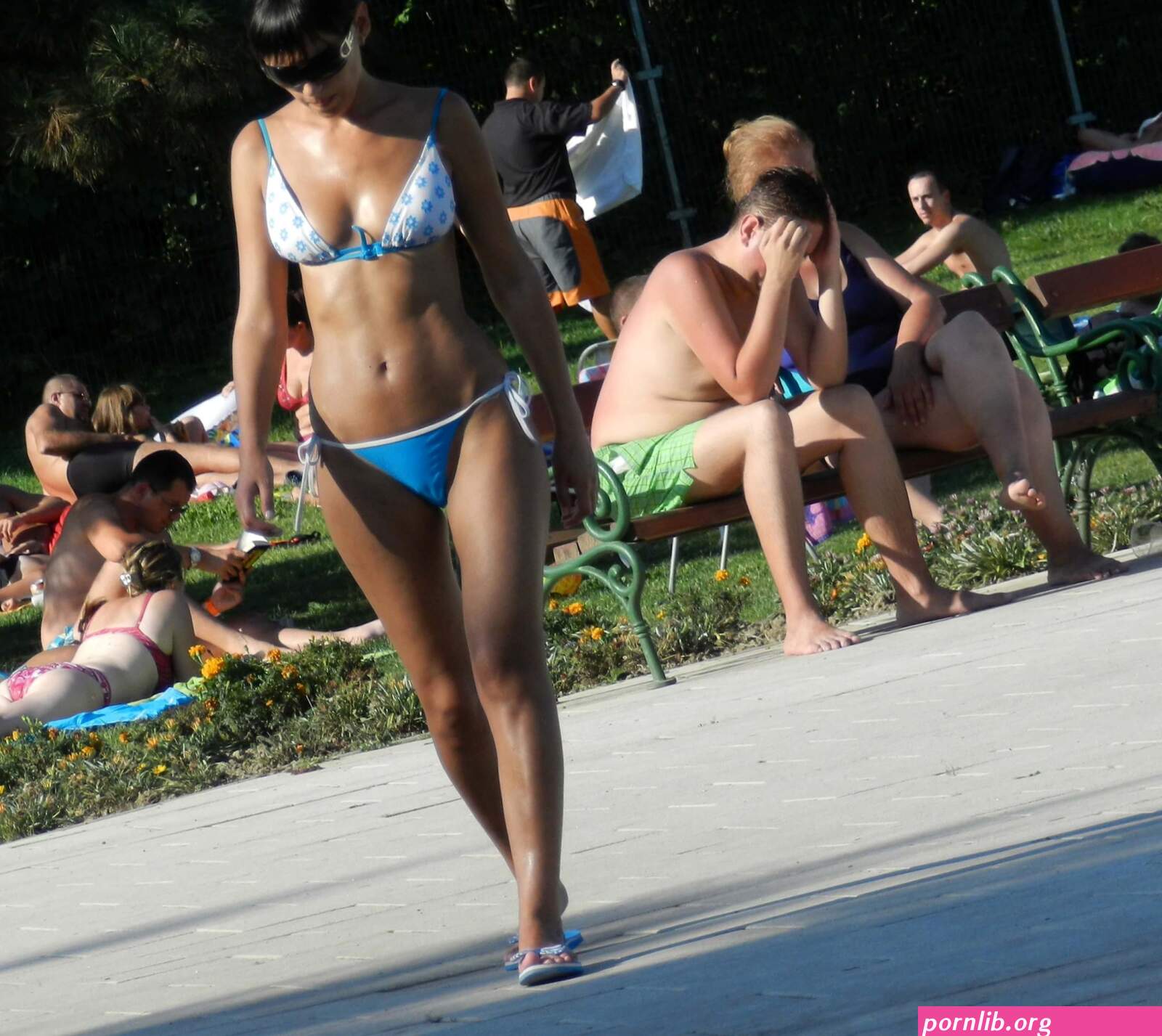 Porn: cameltoe latina