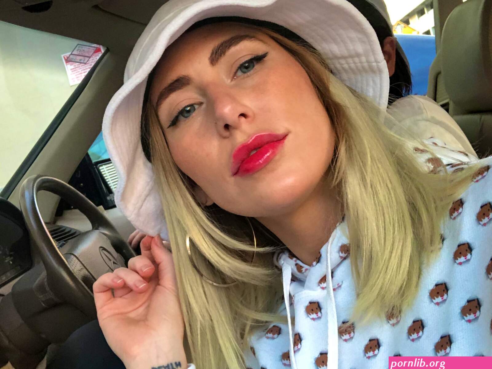 Porn: pussy cruising 2021